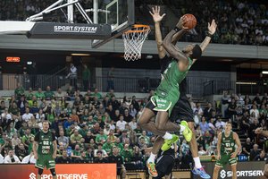 Triukšmingai lietuvių palaikytas „Žalgiris“ šventė pergalę Londone