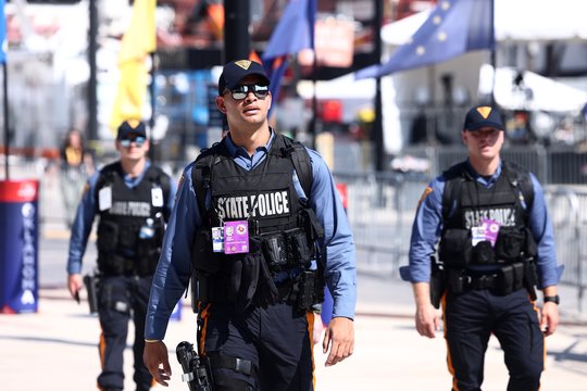 JAV rytuose ginkluotas asmuo nušovė 3 policijos pareigūnus, 2 sužeidė