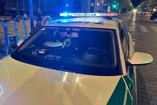 Įsisiautėjo: Vilniaus centre vėl įvykdyta įžūli rankinės vagystė – pagrobė pro šalį važiuodami motoroleriu