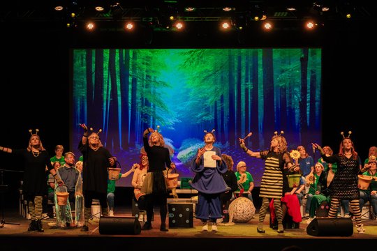 Lietuvoje pristatomas naujas miuziklas vaikams „Mėlyna sraigė“ – istorija apie šilelio išsaugojimą ir bendrystės galią