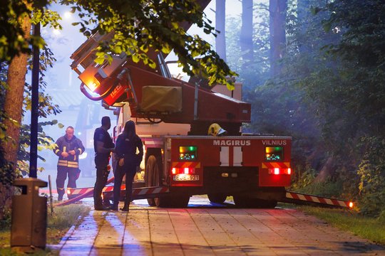 Kaune daugiabučio laiptinėje padegtos šiukšlės – policija pradėjo tyrimą dėl turto sunaikinimo