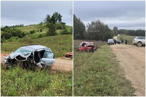 Kaktomuša Rokiškio r.: susidūrus dviem automobiliams „Audi“ žuvo žmogus, ugniagesiai vadavo prispaustus žmones