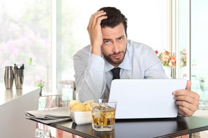 Alkoholio vartojimas darbe: ignoruoti, bausti ar pasiūlyti pagalbą?