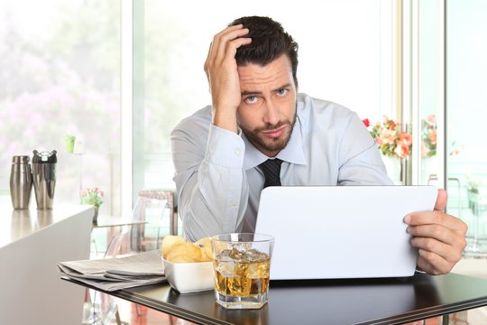 Alkoholio vartojimas darbe: ignoruoti, bausti ar pasiūlyti pagalbą?