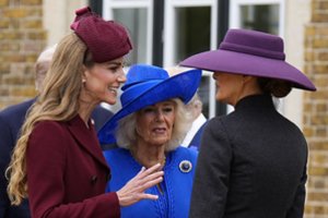 Plinta nejauki akimirka: susitikimo su M. Trump metu karalienė Camilla pastūmė C. Middleton?