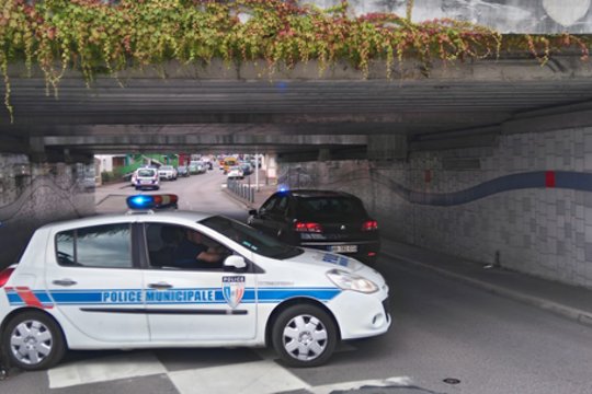 Sujudimas Prancūzijoje: prie mokyklos lakstė mačete ginkluotas vyras