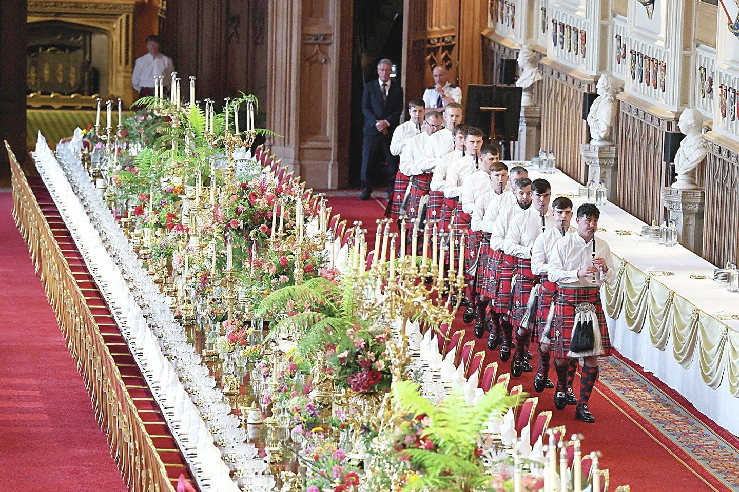 Pokylis su tostais, fanfaromis ir rafinuotais patiekalais stebino prabanga.