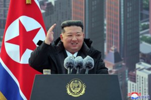 Šiaurės Korėjos lyderis stebėjo kovinių dronų bandymus ir nurodė plačiau naudoti DI