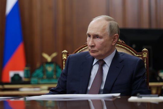 V. Putinas neigia bet kokias kalbas apie recesiją: esą ji dar toli, o ekonomikos augimas lėtinamas sąmoningai