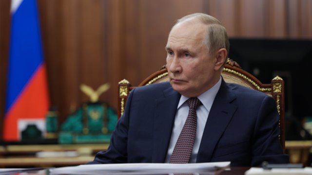 V. Putinas neigia bet kokias kalbas apie recesiją: esą ji dar toli, o ekonomikos augimas lėtinamas sąmoningai