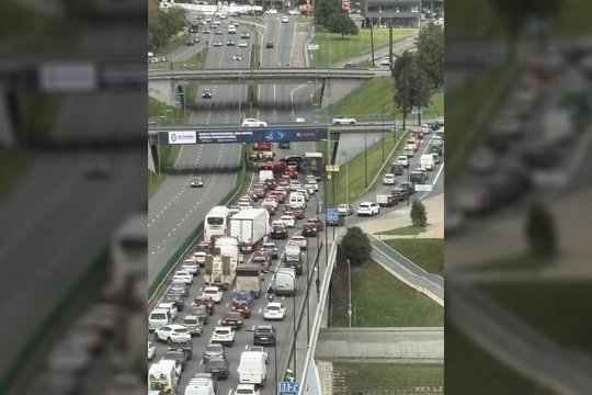 Dėl avarijos vienoje judriausių Vilniaus gatvių spūstyse vėl įstrigo šimtai vairuotojų