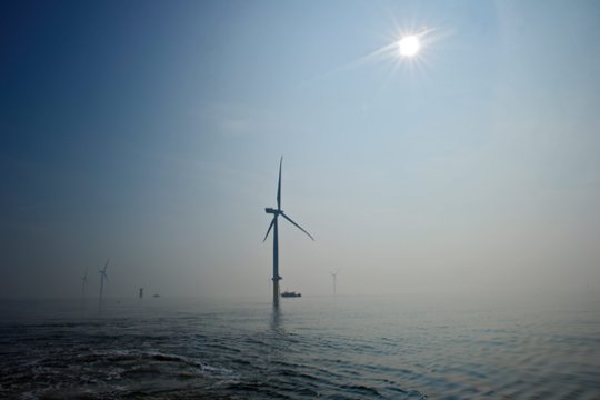 Pirmą jūros vėjo parką vystančiai „Offshore Wind“ – solidi bauda