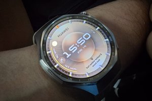 „Huawei“ pristatė 2025 m. rudens naujienas: laikrodžius, telefoną ir ausines