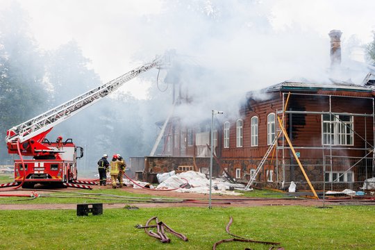 Anykščių rajone nežinomi padegėjai spleškino automobilį ir ūkinį pastatą