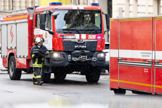 Nelaimė Kaišiadoryse – merginą iš prekybos centro tualeto išlaisvino gelbėtojai