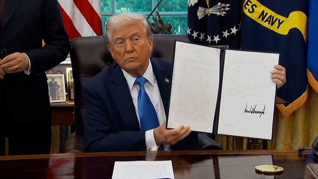 D. Trumpas įvedė naują mokestį vienos rūšies vizoms: tai smarkiai palies darbuotojus iš užsienio