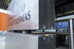 Dėl įvykio teisme su apsaugos darbuotoja policija L. Ragelskiui pradėjo administracinę teiseną