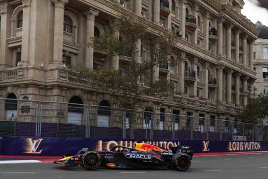 Azerbaidžane masiškai dužo „F-1“ bolidai, kvalifikaciją stabdė net šešiskart rodytos raudonos vėliavos