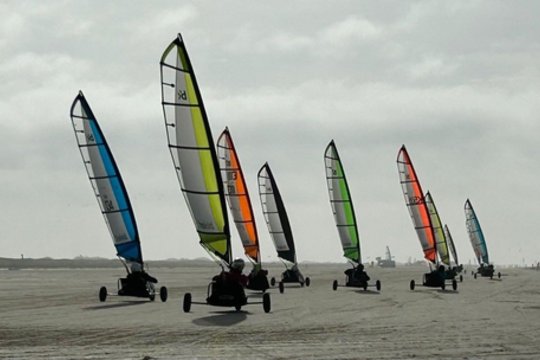 Smėlis, vėjas ir pergalės: Lietuvos buriuotojai blizgėjo Europos vėjaračių čempionate