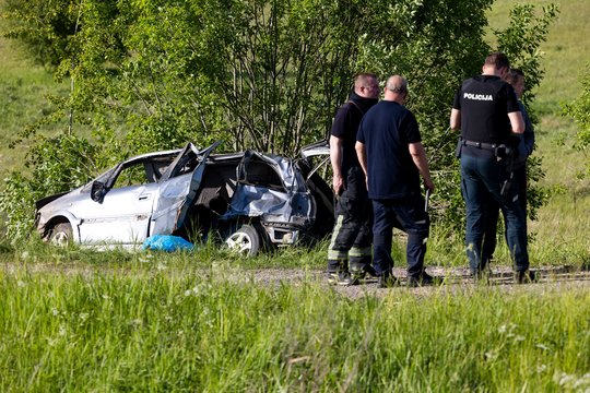 Nelaimė Rokiškio rajone: senolis snakryžoje nepraleido BMW, nukentėjo trys žmonės