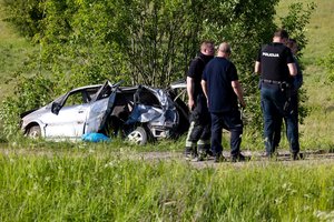 Nelaimė Rokiškio rajone: senolis snakryžoje nepraleido BMW, nukentėjo trys žmonės