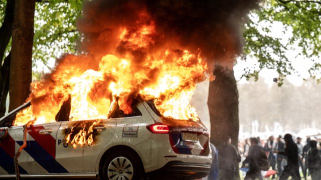 Per protestus prieš imigraciją Nyderlanduose kilo susirėmimai: išdaužyti liberalų būstinės langai, padegti automobiliai