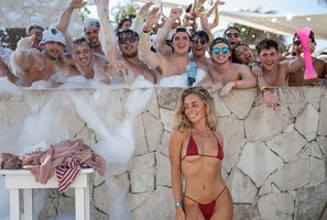 Su daugiau nei 1000 vyrų permiegojusi B. Blue užpulta naktiniame klube: liudininkai papasakojo, kas vyko