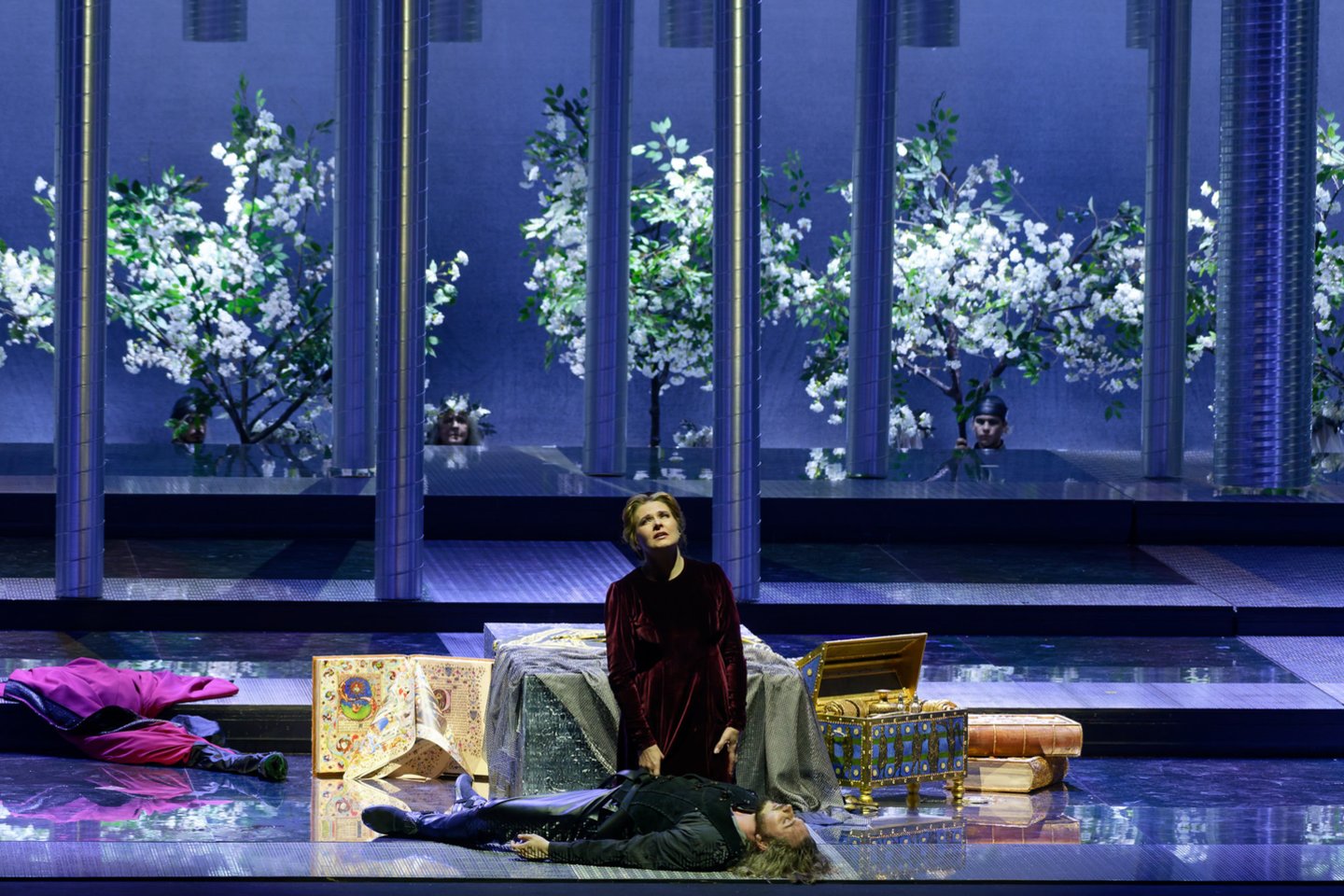 „Lietuvių“ veiksmas rutuliojasi kone abstrakčioje erdvėje – tarp futuristinių plieno kolonų, ant veidrodinių švytinčių grindų, gamtos stichijų šėlsmą vaizduojančių ir herojų būsenas atspindinčių projekcijų fone, vyraujant neutraliai spalvų paletei.<br>M.Aleksos nuotr.