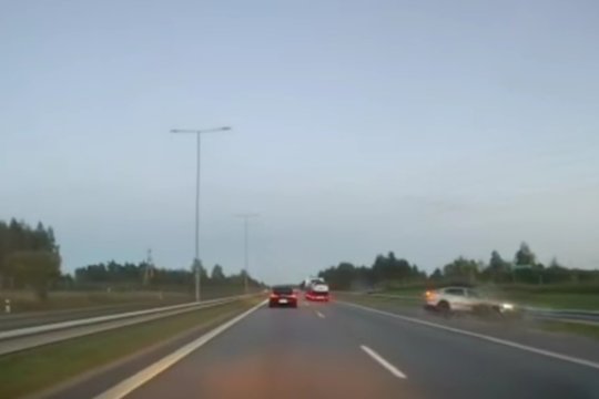 Vaizdo registratoriumi užfiksavo, kaip autostradoje ties Elektrėnais automobilis rėžėsi į atitvarus
