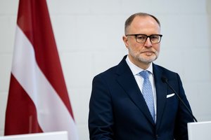 Latvijos gynybos ministras: karinės grėsmės šaliai ir NATO nėra, bet negalima atmesti provokacijų galimybės