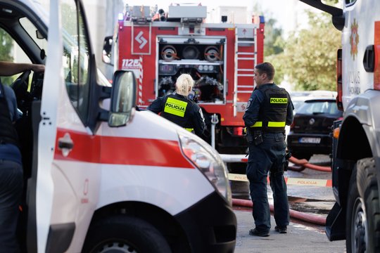 Neįprasta gelbėjimo operacija Ukmergės r.: ugniagesiai iš pelkės traukė iki pusės įklimpusią moterį