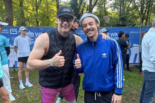 Harry Styles Berlyne pademonstravo neeilinius sportinius sugebėjimus