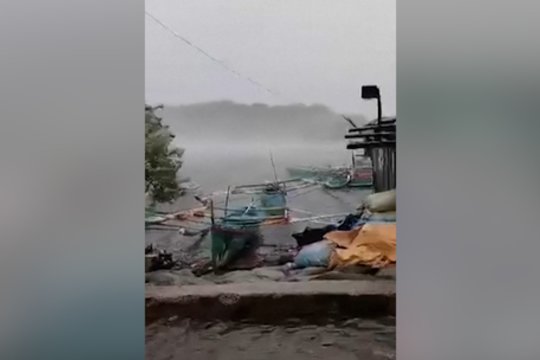 Supertaifūnas užklupo Filipinus: aukščiausio lygio pavojus, Honkongas atšaukia 500 skrydžių