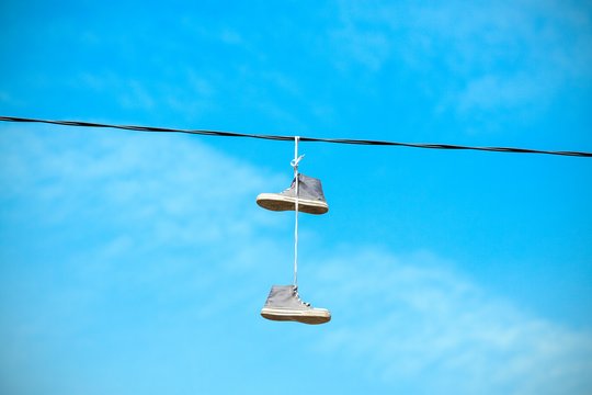 Kodėl ant elektros laidų kartais galime išvysti pakabintą batų porą? Pateikė keletą versijų