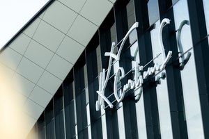 Keliautojus Vilniaus oro uostas šiandien pasitiko neįprastai – papuošė ypatingas autografas