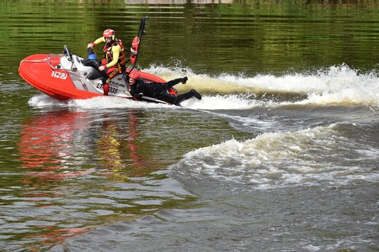 Savaitgalį ugniagesiams netrūko darbų gaisruose ir vandenyje