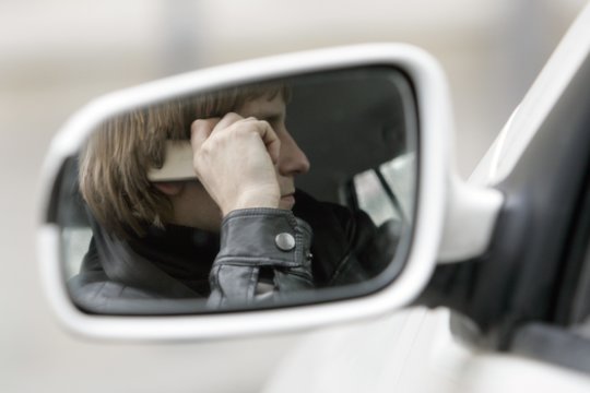 Pasinaudoję telefonu – pasigailėjo: pareigūnams įkliuvo net 100 vairuotojų su mobiliuoju rankose