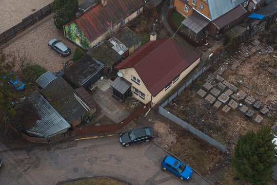 Savivaldybės tikrintojai pamatė nelegalią tvorą, bet dėl neteisėtai pastatyto namo – tyla