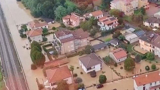 Populiarų Italijos regioną užklupo smarkios liūtys: pėsčiomis bandžiusi išsigelbėti užsienietė dingo be žinios