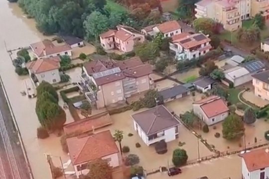 Populiarų Italijos regioną užklupo smarkios liūtys: pėsčiomis bandžiusi išsigelbėti užsienietė dingo be žinios