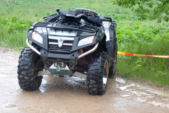 Beteisis vyras Tauragės r. keturračiu vežėsi girtą keleivį – nuskriejus į griovį abu buvo sužeisti