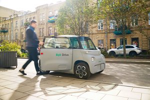 Į Vilniaus gatves išriedėjo neįprasti elektromobiliai nuomai: išvysto tik 45 km/h greitį