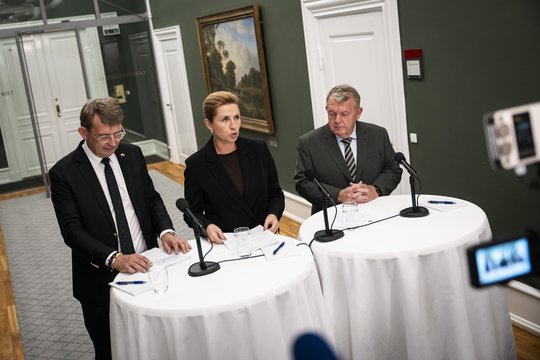 Danijos premjerė: dronai virš Kopenhagos oro uosto yra rimta ataka