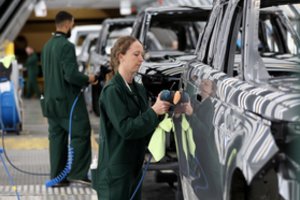 Nuo kibernetinės atakos nukentėjusi „Jaguar Land Rover“ gamybą stabdo ilgesniam laikui