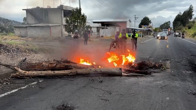 Ekvadore protestuotojai įsiaudrinę dėl pakilusio kuro kainos: įsiplieskė gaisrai ir užblokuotas eismas