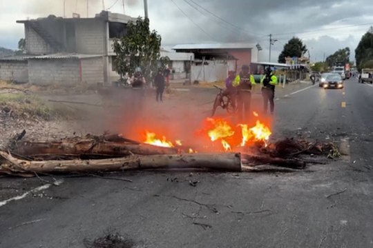Ekvadore protestuotojai įsiaudrinę dėl pakilusio kuro kainos: įsiplieskė gaisrai ir užblokuotas eismas