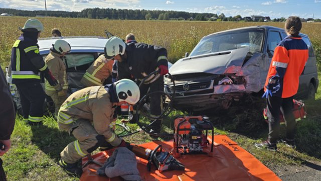 Šilutės pakraštyje – smarki automobilių kaktomuša: vaizdai iš įvykio vietos