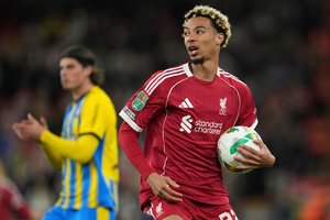 „Carabao“ taurėje – komiška „Liverpool“ puolėjo raudona kortelė ir sunki Anglijos čempionų pergalė