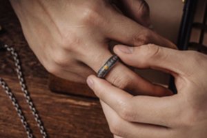 Praėjusią parą ugniagesiai du kartus pjovė žiedus ant pacientų pirštų – gelbėtojai pataria, kaip išventi nemalonumų