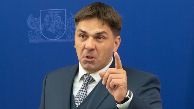 Kandidatas į kultūros ministrus surengė dar neregėtą šou: susigraudinęs rėžė monologą apie senelį